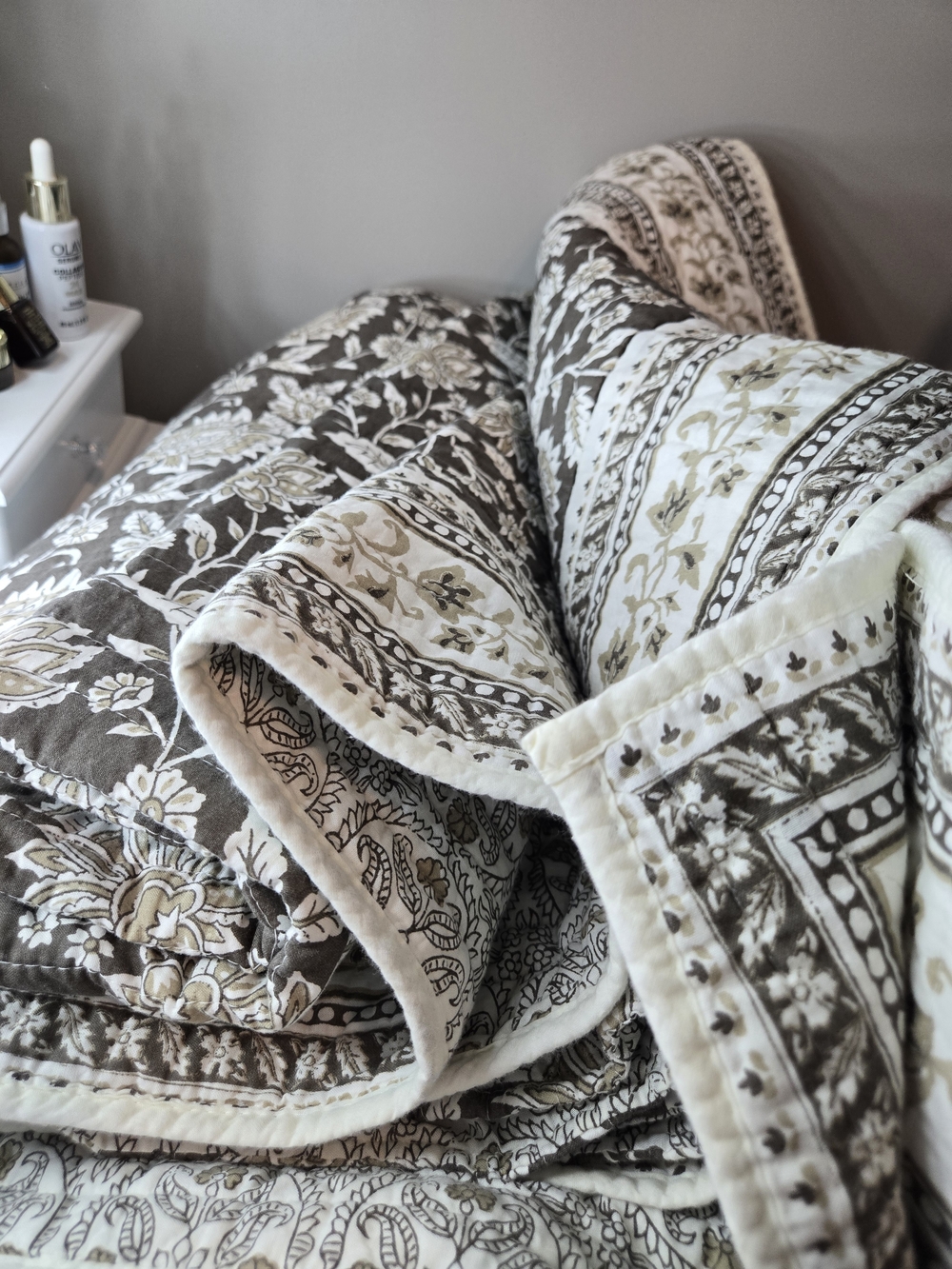 NWOT Levtex REVERSIBLE Brown and White Floral Quilt & 2 Shams - Picture 11 of 15